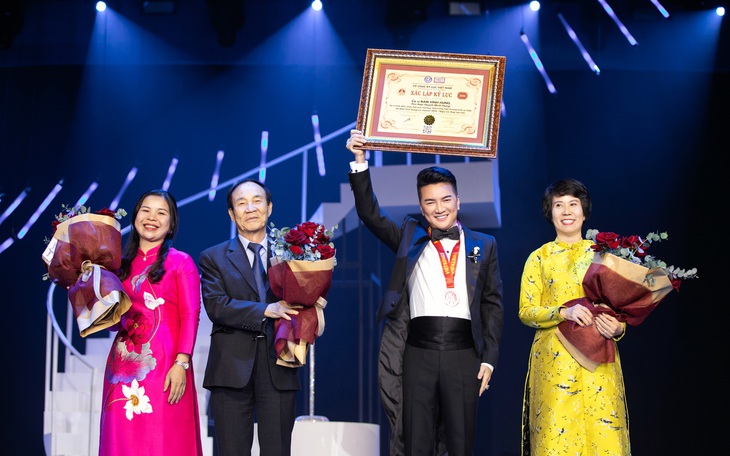 Đàm Vĩnh Hưng xác lập kỷ lục trong live show Ngày em thắp sao trời