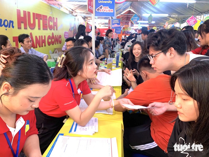 Học sinh tìm hiểu thông tin tuyển sinh đại học trong Ngày hội tư vấn tuyển sinh - hướng nghiệp năm 2024 - Ảnh: TRẦN HUỲNH