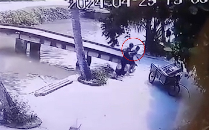 Hai bé trai suýt chết đuối khi tắm sông