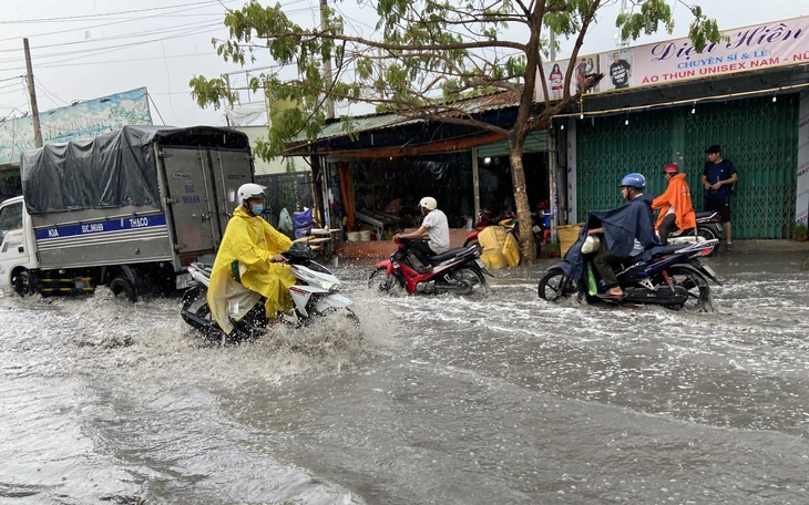 TP.HCM mới mưa dông đã có đường ngập, tối nay mưa khắp nơi?