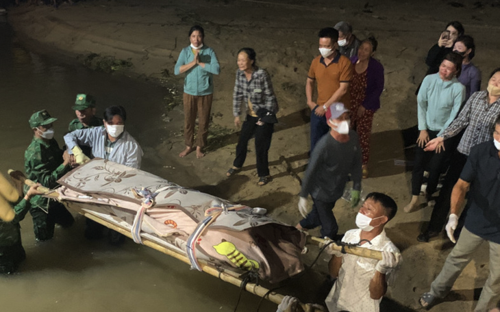 Chìm tàu chụp mực, 1 ngư dân chết, 4 người mất tích - Ảnh 3.