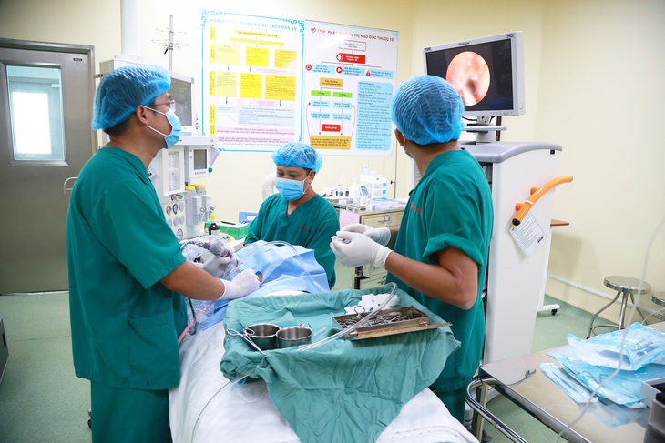 Ấu trùng trong tai gây thủng nhĩ bé gái 16 tháng tuổi- Ảnh 1. Ê kíp bác sĩ phẫu thuật lấy ấu trùng ra khỏi tai bé H.L.A.T. - Ảnh: Bệnh viện cung cấp