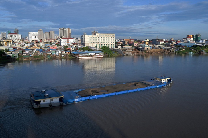 Hoạt động đường thủy ở Phnom Penh - Ảnh: AFP