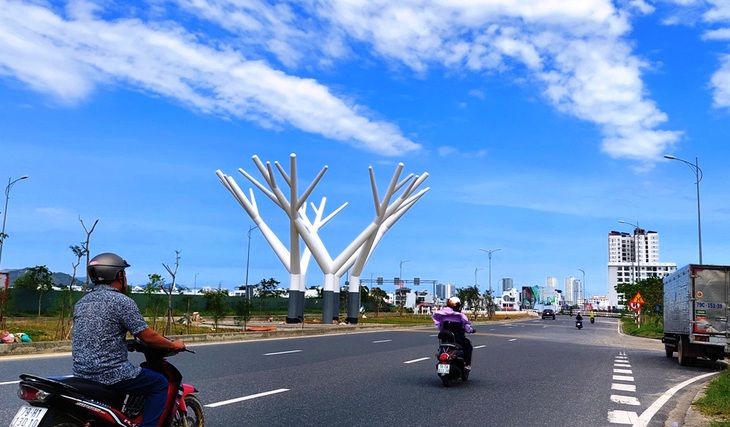 Dự án đường Cao Bá Quát - cầu Lùng (nay là đường Võ Nguyên Giáp) do liên danh nhà thầu Tập đoàn Phúc Sơn thi công, đưa vào sử dụng từ tháng 12-2019 và đã được thanh toán (hơn 1.076,38 tỉ đồng) nhưng đến nay vẫn chưa quyết toán xong - Ảnh: PHAN SÔNG NGÂN