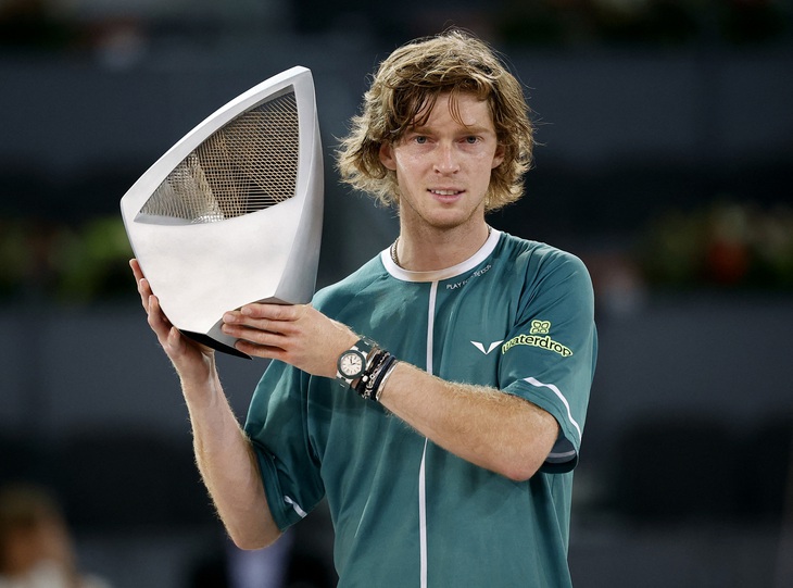 Andrey Rublev với chức vô địch Madrid Open 2024 - Ảnh: REUTERS