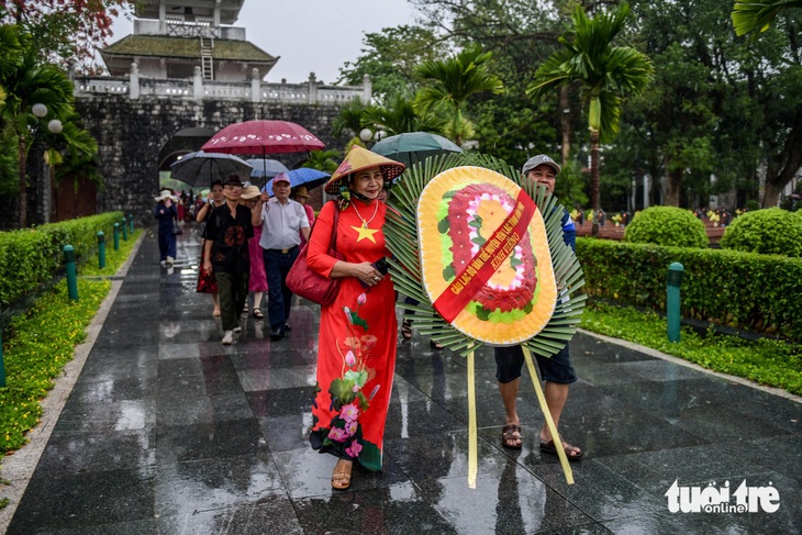 Từng đoàn khách đến viếng nghĩa trang từ sáng sớm 