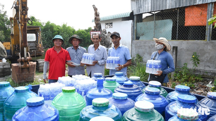 Nhiều ngày qua, các nhà hảo tâm đã mang nước về tặng miễn phí cho bà con xã Hòa Điền, huyện Kiên Lương, tỉnh Kiên Giang - Ảnh: VĂN PHỤNG