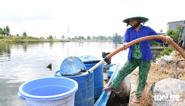 Người dân đã dùng vỏ lãi chở nhiều thùng phuy đến nhận nước ngọt về sử dụng trong niềm vui 