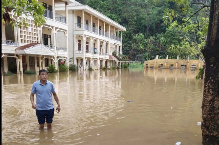 Sáng nay nước đã rút nhưng không đáng kể, nên học sinh vẫn phải nghỉ học - Ảnh: V.ANH