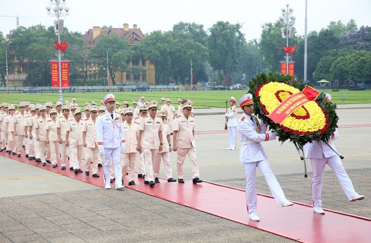 Đảng ủy Công an Trung ương - Bộ Công an vào lăng viếng - Ảnh: TTXVN