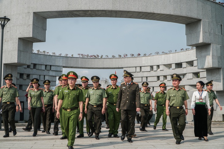 Bộ trưởng Tô Lâm dẫn đầu đoàn Đảng ủy Công an Trung ương, Bộ Công an đã đến dâng hương tưởng niệm các anh hùng, liệt sĩ ở Đền thờ Liệt sĩ tại Chiến trường Điện Biên Phủ - Ảnh: PHẠM TUẤN