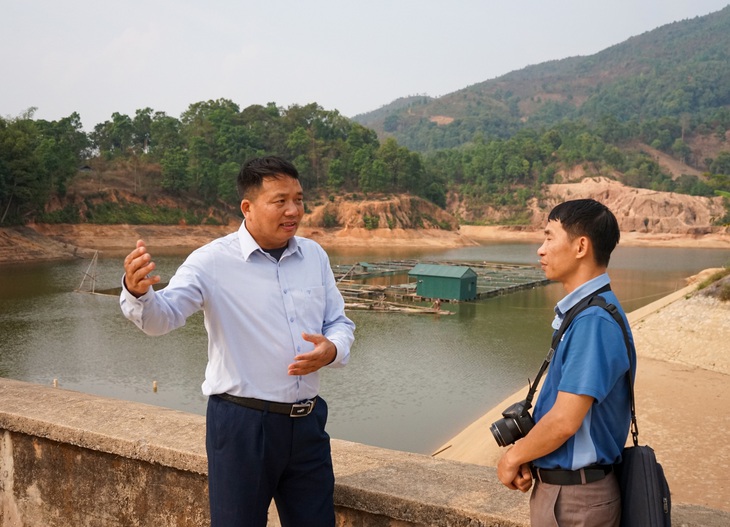 Chủ tịch xã Mường Phăng Lò Văn Hợp kể câu chuyện Đại tướng Võ Nguyên Giáp đề nghị xây hồ thủy lợi tưới tiêu cho cánh đồng Mường Phăng - Ảnh: VŨ TUẤN