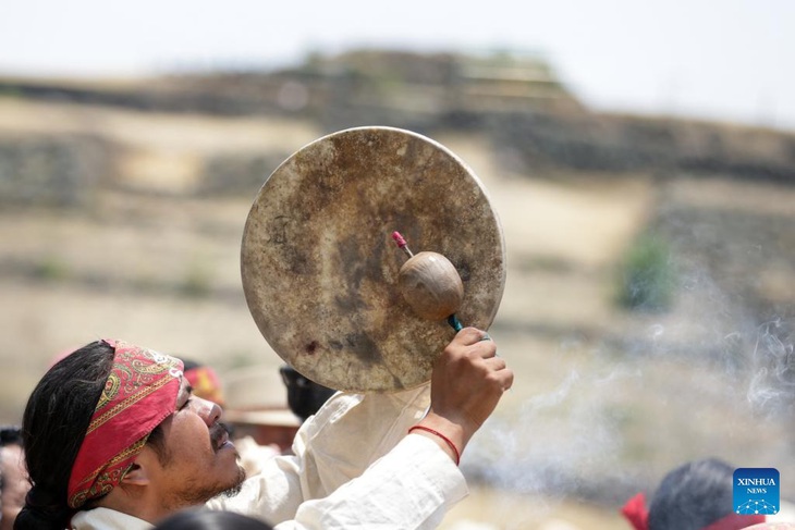 Người dân tham gia lễ cầu mưa tại khu khảo cổ Cuicuilco ở Mexico City, thủ đô của Mexico, hôm 3-5. Mexico City là nơi sinh sống của gần 22 triệu người. Nhưng trong nhiều tháng qua, thành phố này đã trải qua tình trạng nguồn cung cấp nước ngày càng khan hiếm - Ảnh: TÂN HOA XÃ