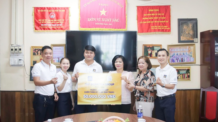 CBNV Tập đoàn Sen Group thăm và tặng quà cho các em Trường Chuyên biệt khiếm thính Hy Vọng Bình Thạnh ngày 3-5 CBNV Tập đoàn Sen Group thăm và tặng quà cho các em Trường Chuyên biệt khiếm thính Hy Vọng Bình Thạnh ngày 3-5