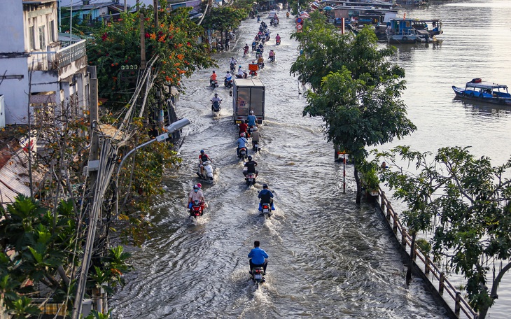 TP.HCM đón đợt triều cường đầu mùa, xe máy dắt bộ, xe hơi quay đầu - Ảnh 12.