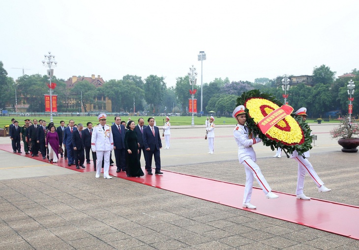 Đoàn đại biểu lãnh đạo Đảng, Nhà nước vào lăng viếng Chủ tịch Hồ Chí Minh - Ảnh: TTXVN