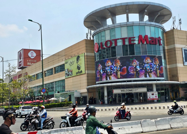 Lotte Mart quận 7 được thành lập từ năm 2008 với quy mô 3 tầng. Tháng 5-2018, Thanh tra Sở Xây dựng đã ra quyết định xử phạt, buộc tháo dỡ 491m2 xây dựng không phép của công trình - Ảnh: ÁI NHÂN