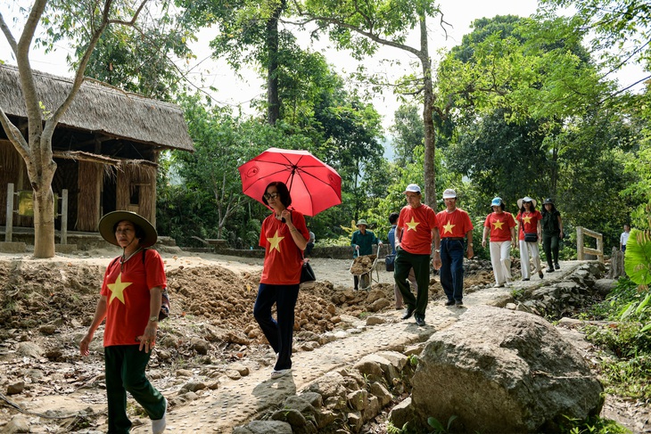 Người dân khắp nơi về thăm khu di tích Sở chỉ huy Chiến dịch Điện Biên Phủ trong khu rừng 