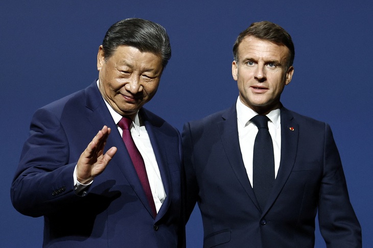 Chủ tịch Trung Quốc Tập Cận Bình (trái) và Tổng thống Pháp Emmanuel Macron tham dự cuộc họp lần thứ sáu của Hội đồng doanh nghiệp Pháp - Trung tại Nhà hát Marigny ở Paris, Pháp, ngày 6-5 - Ảnh: REUTERS