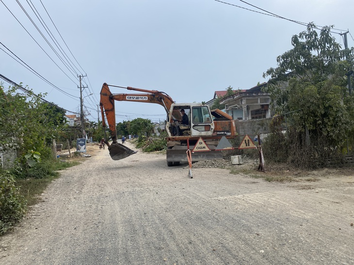 Máy móc công trình giải phóng mặt bằng để thúc đẩy tiến độ dự án - Ảnh: B.D.