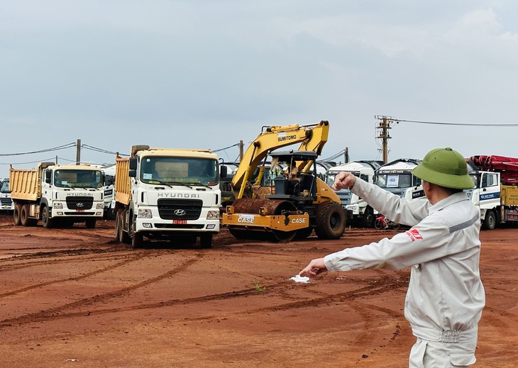 Các phương tiện đang thi công tại sân bay Long Thành - Ảnh: C.TRUNG