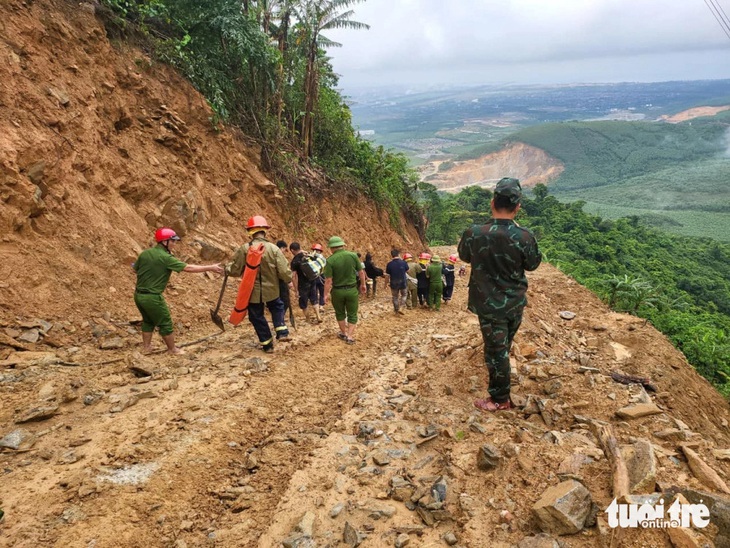 Lực lượng chức năng đến hiện trường cứu nạn các nạn nhân bị vùi lấp trong vụ sạt lở - Ảnh: H.A.