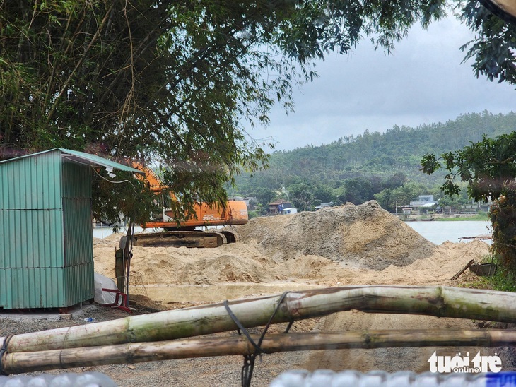 Một mỏ khai thác cát trên địa bàn tỉnh Phú Yên - Ảnh: NGUYỄN HOÀNG