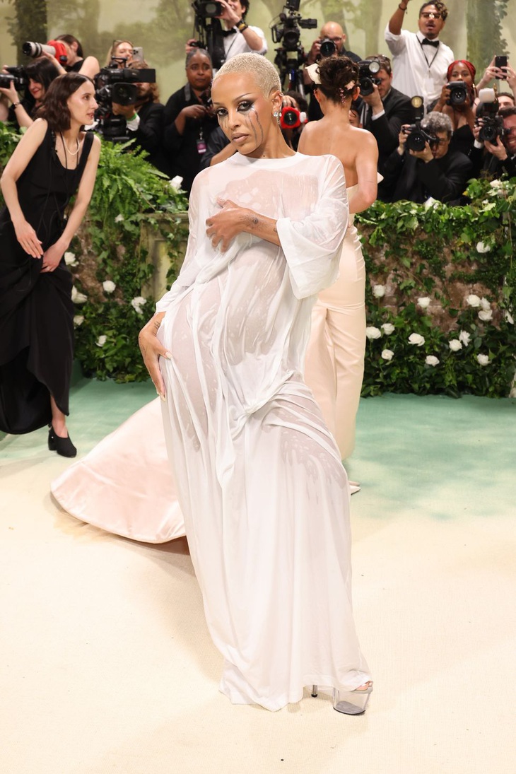 'Cuộc chiến không khoan nhượng' của dàn sao trên siêu thảm đỏ Met Gala 2024- Ảnh 20. Doja Cat tiếp tục gây choáng với outfit như vừa mới bước ra từ phòng tắm.