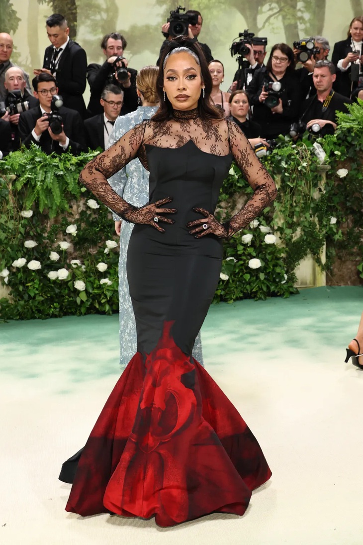 'Cuộc chiến không khoan nhượng' của dàn sao trên siêu thảm đỏ Met Gala 2024- Ảnh 9. La La Anthony vào thẳng top mặc xấu trong ngày đầu Met Gala với chiếc váy được thiết kế vụng về. Chi tiết cúp ngực và ren như hàng chợ, chưa kể kiểu trang điểm u buồn. Daily Mail mô tả người đẹp giống như nhân vật phản diện trong thế giới Disney.