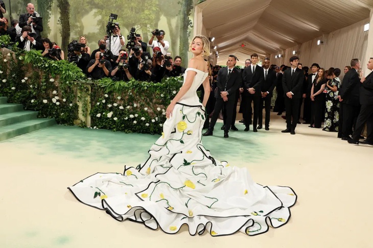 'Cuộc chiến không khoan nhượng' của dàn sao trên siêu thảm đỏ Met Gala 2024- Ảnh 16. Khác hẳn với tạo hình ma mị của năm ngoái, Gigi Hadid đem lại vẻ đẹp cổ điển với chiếc váy cúp ngực đuôi cá bồng bềnh của Thom Browne.