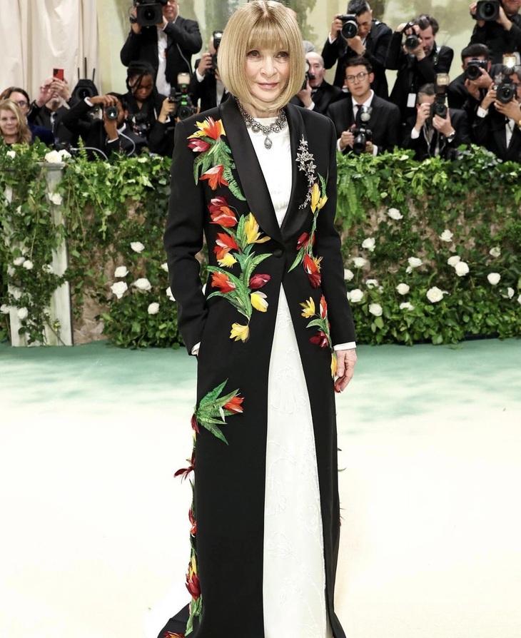 'Cuộc chiến không khoan nhượng' của dàn sao trên siêu thảm đỏ Met Gala 2024- Ảnh 1. "Chủ xị" Anna Wintour - tổng biên tập Vogue toàn cầu, chủ tịch của Met Gala - chọn đầm tối giản, nhấn bằng áo khoác hoa 3D của Loewe xuất hiện đầy quyền lực
