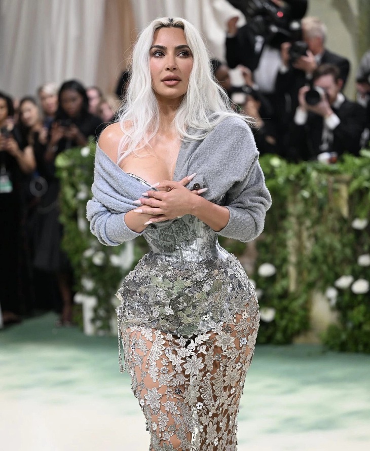 'Cuộc chiến không khoan nhượng' của dàn sao trên siêu thảm đỏ Met Gala 2024- Ảnh 17. Kim Kardashian khoe đường cong nóng bỏng trong mẫu váy xuyên thấu của Maison Margiela, do John Galliano thiết kế.