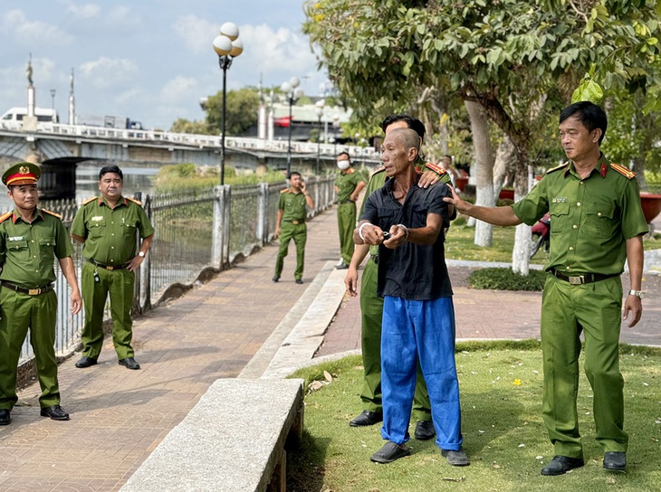 Ông Bình, một người sống lang thang không lai lịch, là nạn nhân của vụ cướp tiền và cũng là hung thủ giết người - Ảnh: TIẾN VĂN