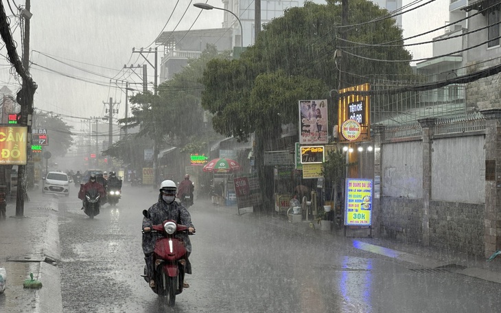 TP.HCM mưa dông khắp nơi, cuối cùng nhiều nơi cũng mưa lớn