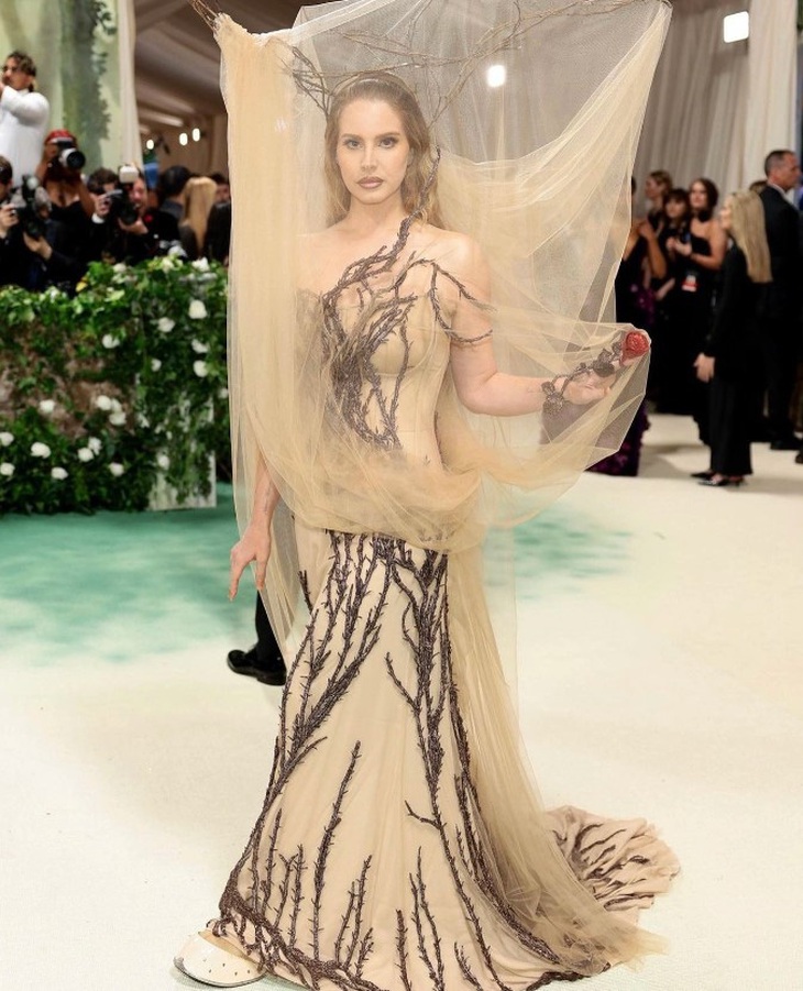 Lanal Del Rey hoá nữ hoàng cây trong thiết kế của Alexander Mcqueen Lanal Del Rey hóa nữ hoàng cây trong thiết kế của Alexander Mcqueen