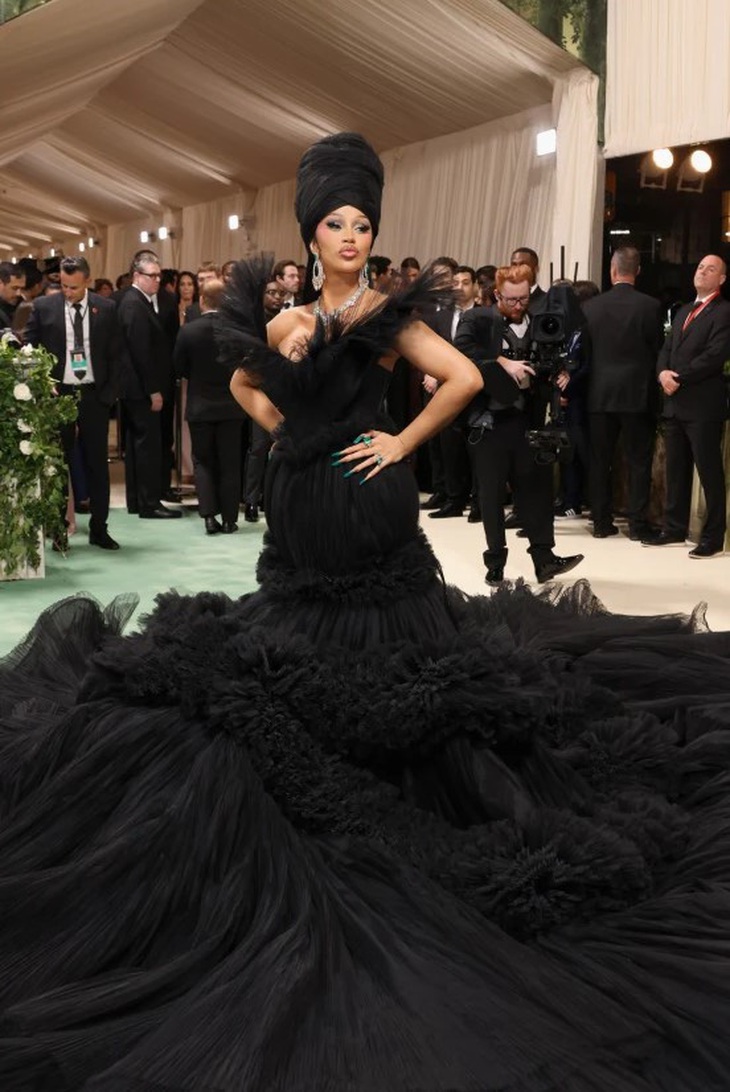 'Cuộc chiến không khoan nhượng' của dàn sao trên siêu thảm đỏ Met Gala 2024- Ảnh 28. Rapper Cardi B có lẽ sẽ giành được giải thưởng trang phục "ô dề" nhất nhờ thiết kế chiếc váy vải tuyn màu đen khổng lồ của mình.