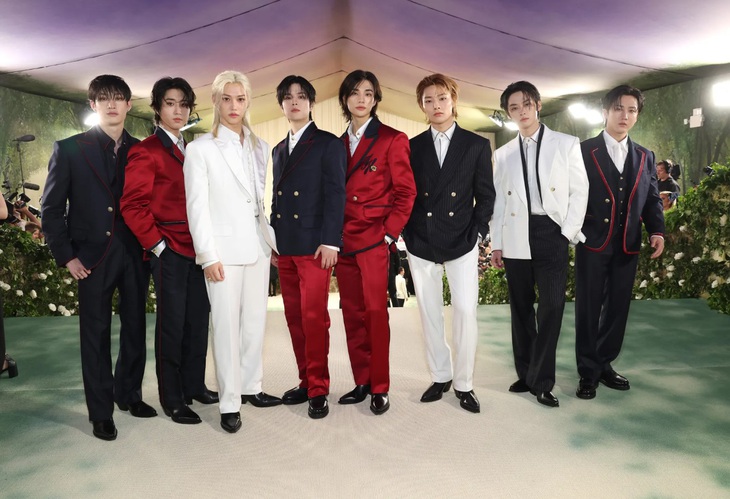 Stray Kids Bang Chan, Han, Felix, Seungmin, Hyunjin, IN, Lee Know và Changbin của nhóm Stray Kids. Đây là nhóm nhạc đầu tiên tham dự Met Gala.