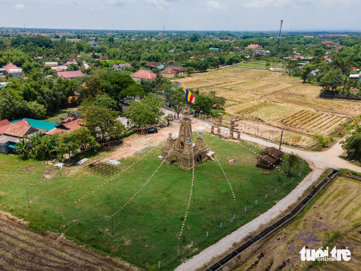 Bảo tháp xây dựng ở ngôi chùa tại vùng quê lúa huyện Triệu Phong - Ảnh: HOÀNG TÁO