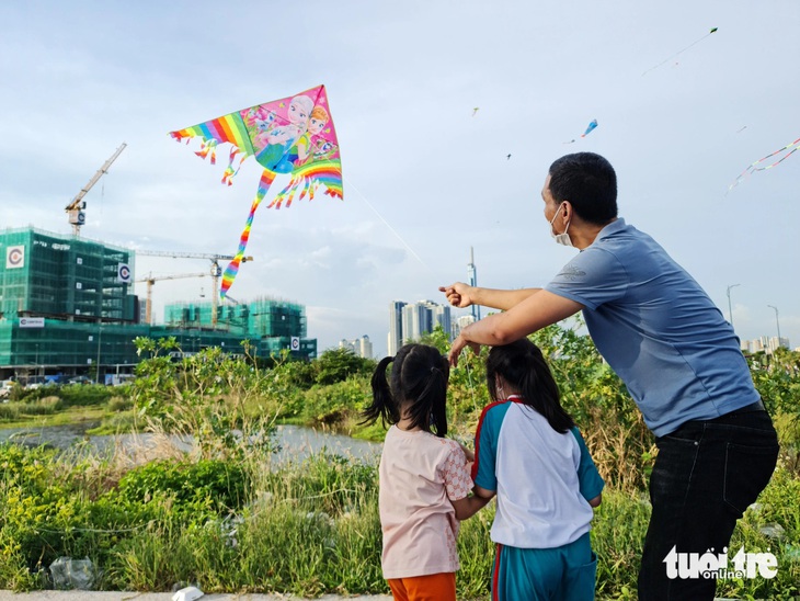 Đã "ăn chung mâm, ngủ chung giường", sao vẫn xem nhau là người ngoài? - Ảnh minh họa: TRIỆU VÂN