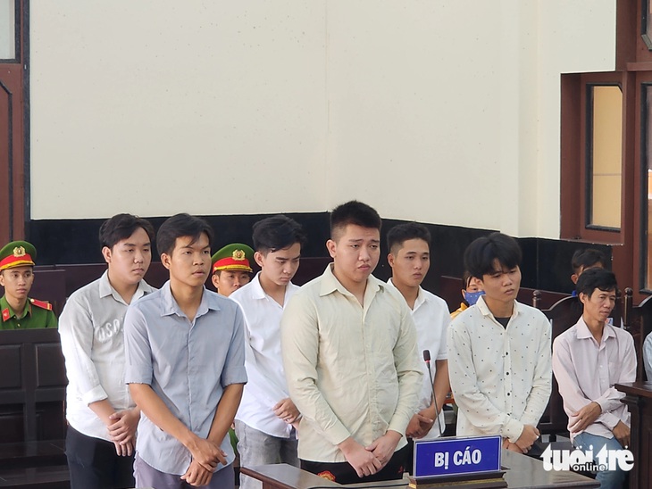 Các bị cáo tại phiên tòa sơ thẩm - Ảnh: HOÀI THƯƠNG