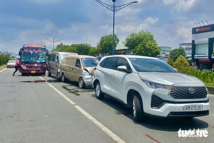 Hiện trường vụ tai nạn 5 ô tô tông nhau liên hoàn trên đường Trường Chinh gây ùn ứ kéo dài - Ảnh: TIẾN QUỐC