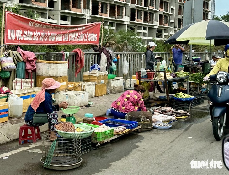 Buôn bán cá tôm tràn xuống lòng đường, xả nước thải gây hôi thối cả khu vực