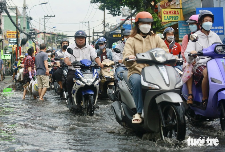 Nước ngập kèm theo rác trên đường Tô Ngọc Vân (TP Thủ Đức) chiều 8-5 - Ảnh: CHÂU TUẤN