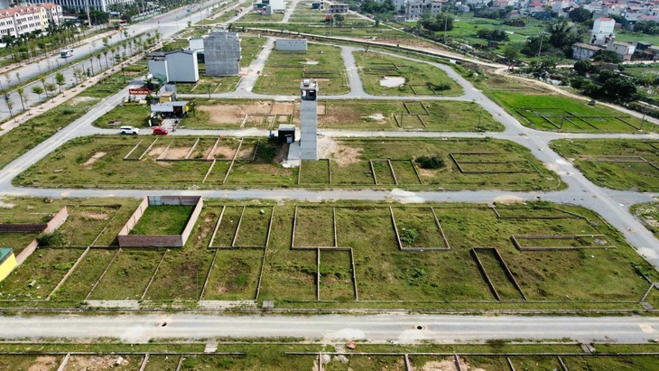 Nhiều khu đất được phân lô, bán nền để không trong khi các doanh nghiệp lại khó tiếp cận đất đai để xây dựng nhà máy - Ảnh: B.NGỌC