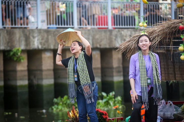 Biển người về đường Lê Lợi trải nghiệm không gian ẩm thực dịp cuối tuần- Ảnh 10.