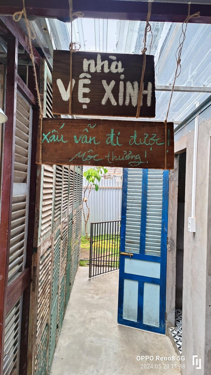 Ảnh vui 1-6: Chủ quán khiến nhiều người... bối rối- Ảnh 1. "Ví dụ mình xấu mình đi thì quán có phụ thu không? Một buổi mình đi được bao nhiêu lần ạ?", một khách hàng thắc mắc.