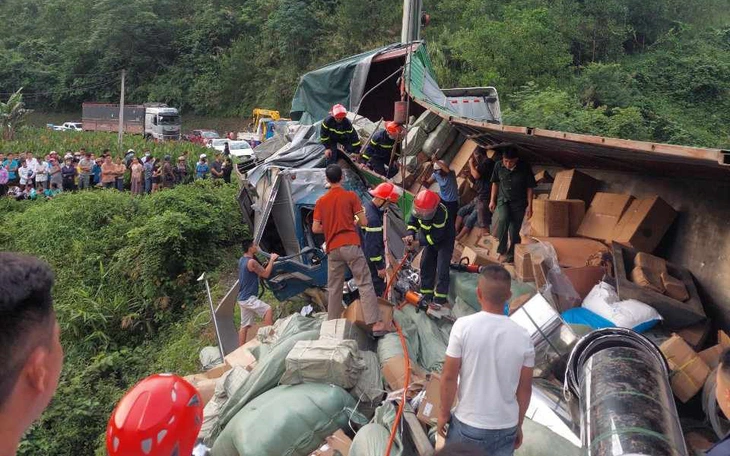 Bắt tạm giam tài xế vụ lật xe đầu kéo làm hai phụ nữ tử vong - Ảnh 2.