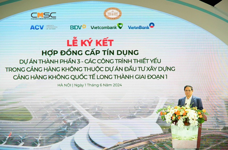 Thủ tướng Phạm Minh Chính đánh giá cao việc hợp vốn 1,8 tỉ USD của Vietcombank, VietinBank và BIDV cho dự án sân bay Long Thành - Ảnh: VCB