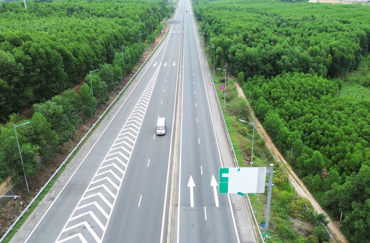 Tấm biển báo không rõ nội dung trên cao tốc Đà Nẵng - Quảng Ngãi - Ảnh: LÊ TRUNG