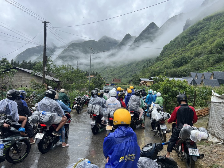 Hàng chục du khách sáng 10-6 mắc kẹt tại khu vực làng du lịch H'mong Pả Vi (Mèo Vạc) - Ảnh: HỒNG THẮM